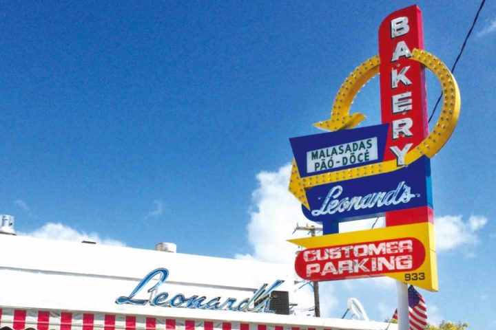 Visit Leonard's Bakery with LeaLea Trolley Kahala Mall / around Waikiki Line, hop-on hop-off Trolley in Honolulu